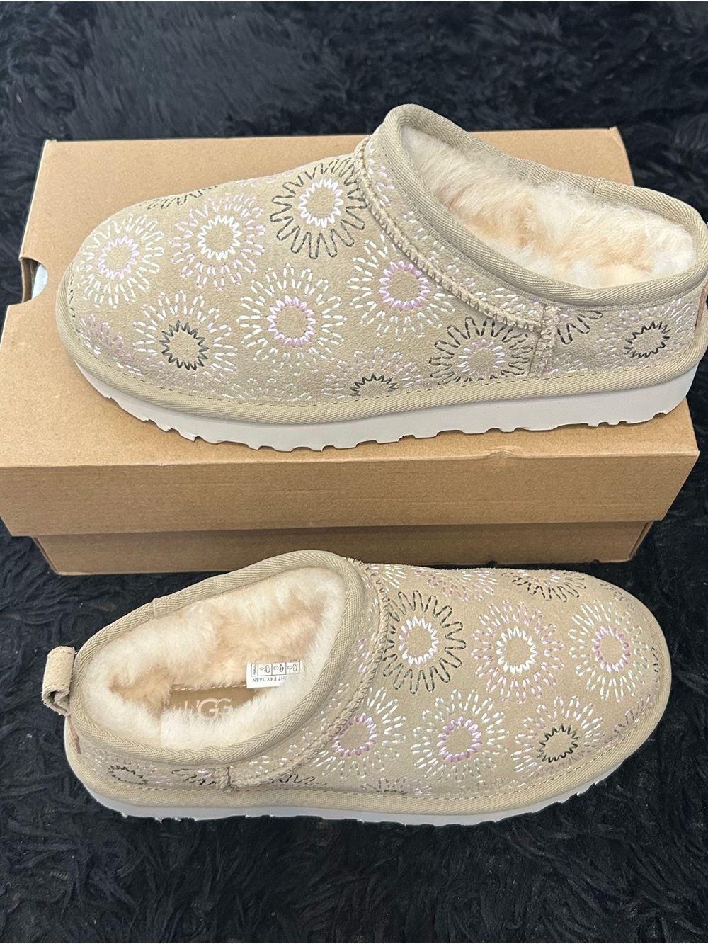UGG embroidered fur clogs mules slip on shoes women’s 7 new in box - Picture 8 of 8